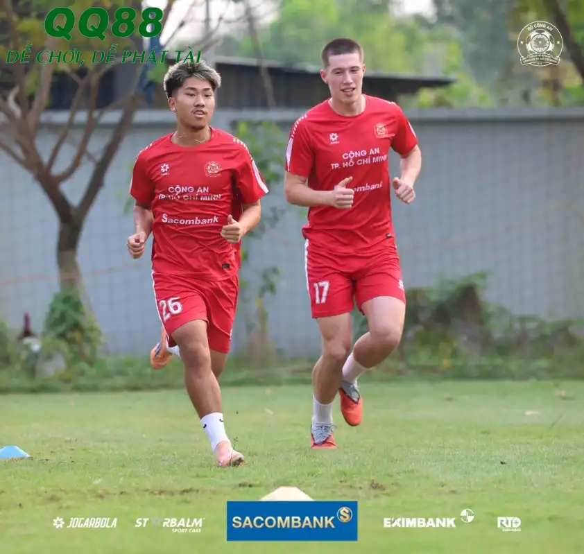 Bộ đôi cầu thủ Việt kiều Khoa Ngo và Williams Lee trên sân tập (Ảnh: CLB CA.TPHCM).
